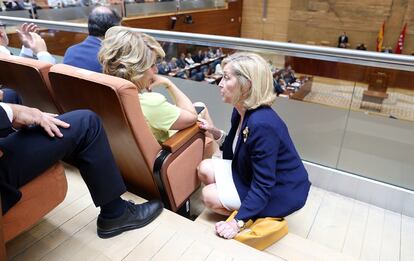 Concepción Dancausa conversa con Esperanza Aguirre en el palco de invitados de la Asamblea de Madrid durante el pleno de constitución de la décima legislatura, el 9 de junio de 2015.