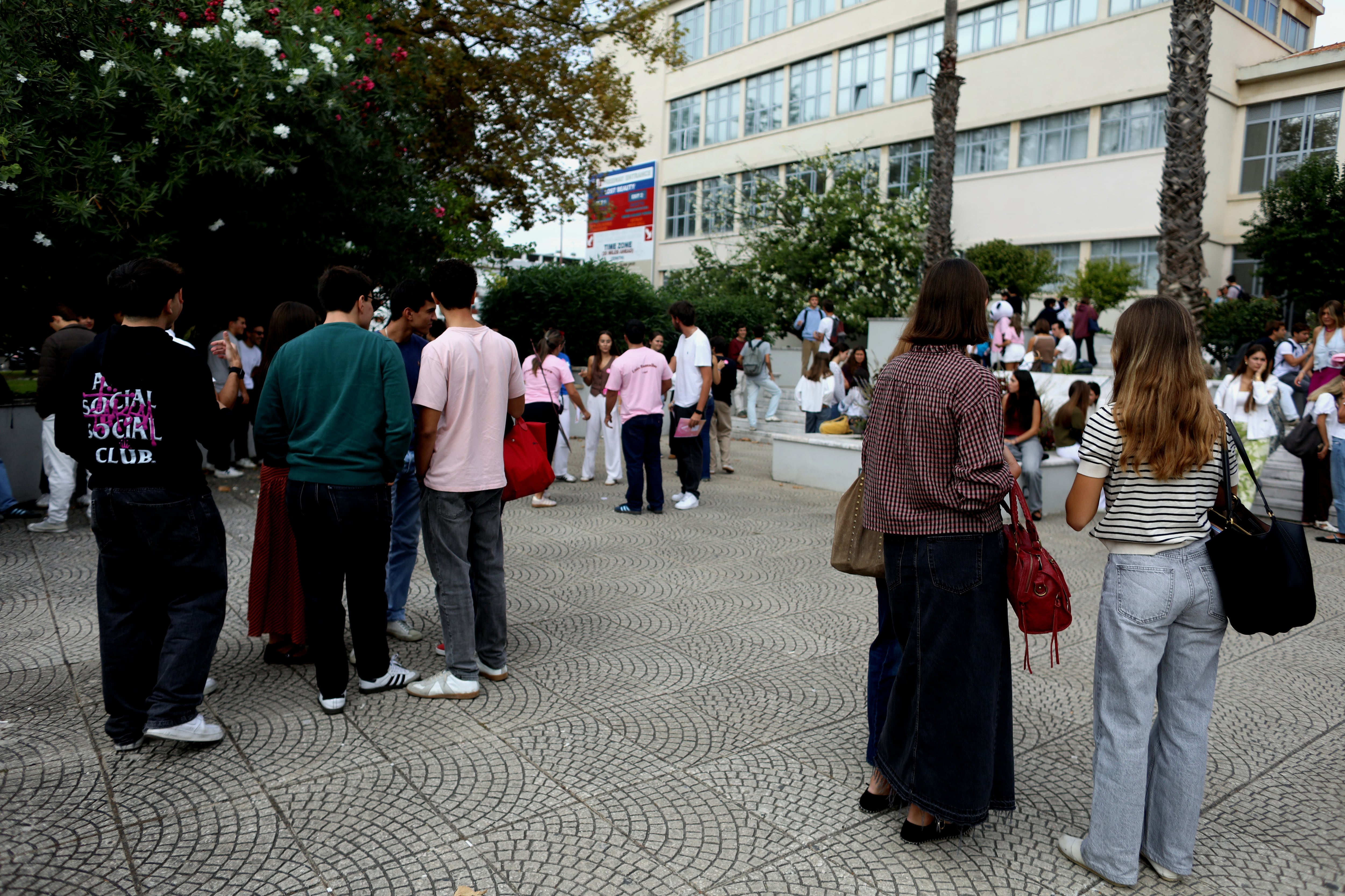 Estudiantes en un campus universitario privado en Lisboa.