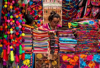 Puesto con tejidos mexicanos en un mercado de Ciudad de México.