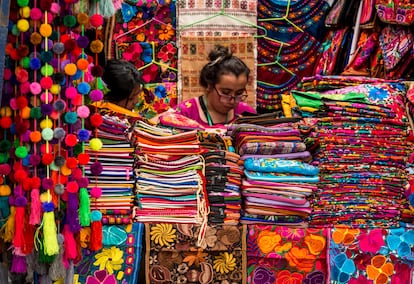 Puesto con tejidos mexicanos en un mercado de Ciudad de México.