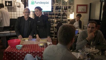 El presidente de Fundesplai, Josep Gasso (i), junto a la cocinera Ada Parellada (d) en una cena solidaria. 