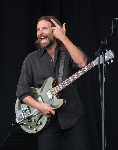 Bradley Cooper se subió al escenario durante el segundo día del festival de Glastonbury, pero la realidad no es lo que parece: el actor apareció en el escenario Pyramid para rodar varias escenas de su próxima película.