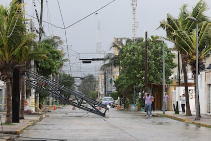 Personas registran los daños producidos por la tormenta en Progreso (Estado de Yucatán), el 5 de julio.