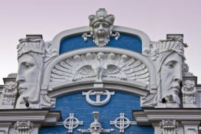 Detalle de uno de los edicios 'art nouveau' del arquitecto Mikhail Eisenstein, en Riga (Letonia).