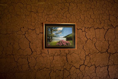 Un cuadro cuelga en la pared interior de la casa de un minero artesanal de diamantes en Areinha.