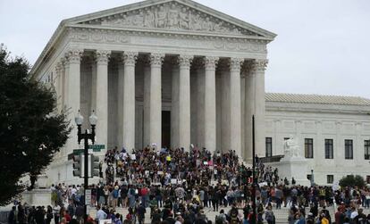 Manifestantes contra a nomeação do juiz Kavanaugh protestam diante da Suprema Corte dos EUA.