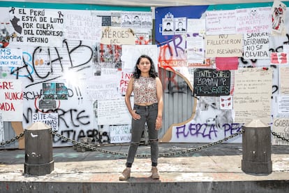 A estudante de jornalismo Alba Ñaupas posa em frente a um muro com os slogans das manifestações em Lima.