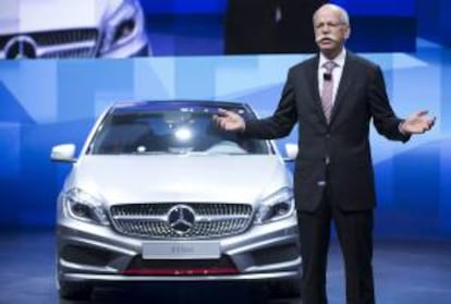 El consejero delegado de Daimler, Dieter Zetsche,  en el Salón del Automovil de París. EFE/Archivo