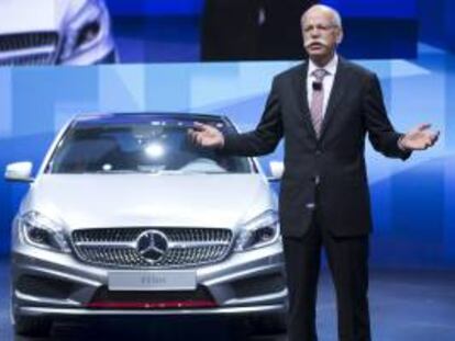 El consejero delegado de Daimler, Dieter Zetsche, en el Salón del Automovil de París. EFE/Archivo