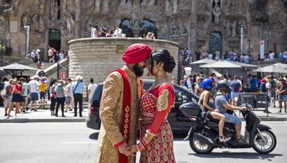 Una pareja de turistas posa ayer frente a la Sagrada Familia.