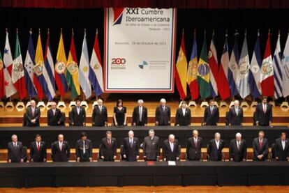 Jefes de Estado y de Gobierno asistentes a la Cumbre Iberoamericana, ayer en Asunción.