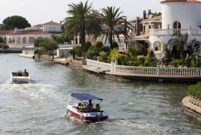 Muchas de las viviendas de Empuriabrava (Girona) tienen amarres en los canales.