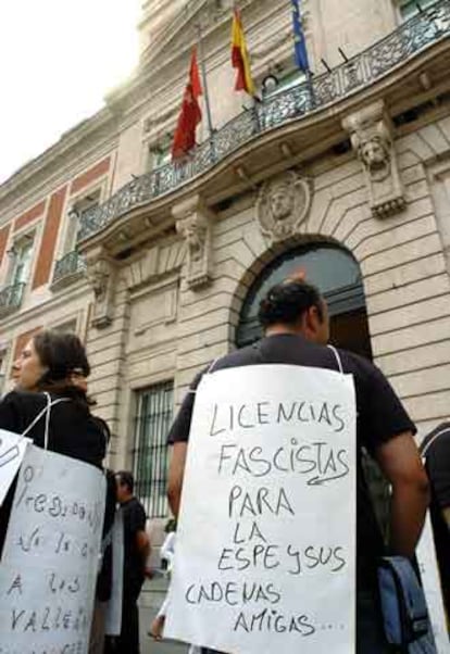 Protesta ante la Comunidad de Madrid por la adjudicación de licencias.