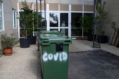 Una trabajadora en el interior de la residencia de Os Gozos, uno de los mayores brotes detectados en la pandemia en Galicia.