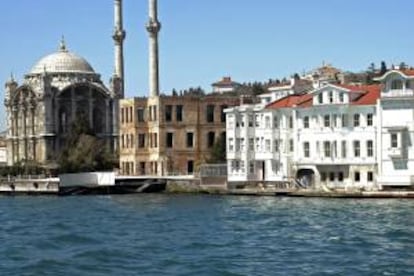 Mansión otomana en Estambul. Se cuentan entre las casas más caras del mundo y también son ejemplo de lujo e incluso de historia: un yali, una mansión otomana de madera a orillas del Bósforo, puede fácilmente superar los cien millones de dólares, pero nunca le faltarán compradores.