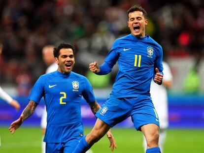 Coutinho celebra su gol a Rusia junto a Alves.