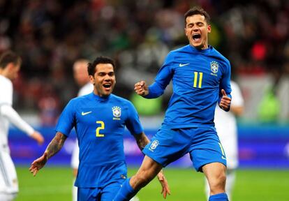 Coutinho celebra su gol a Rusia junto a Alves.