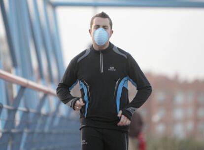 Un hombre hace deporte ayer en el Campo de las Naciones con una mascarilla.