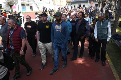 Familiares y amigos asisten a la capilla ardiente este martes en el polideportivo municipal de Villablino (León).