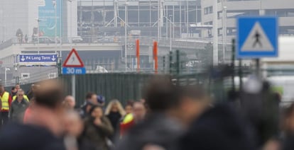 Pasajeros y trabajadores en el aeropuerto de Zaventem (B&eacute;lgica).