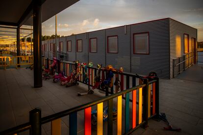 Línea de barracones y obras en el colegio La Luna de Rivas Vaciamadrid, el pasado martes.