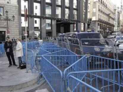 La Coordinadora 25S ha hecho un llamamiento a la ciudadanía para que acuda la tarde del próximo miércoles 14 a la madrileña plaza de Neptuno, cercana al Congreso de los Diputados, para mostrar su apoyo a la huelga general y su repulsa a los Presupuestos de 2013 que el Pleno votará esta semana. EFE/Archivo