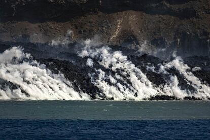 El magma ha formado un delta de unos 500 metros de ancho y ha provocado que el océano que está a su alrededor haya cambiado de color por los efectos del material volcánico, según el Instituto Español de Oceanografía.
