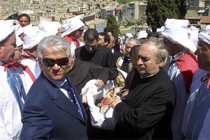 Devotos católicos llevan una imagen de Cristo durante la procesión del Viernes Santo en Corleone.