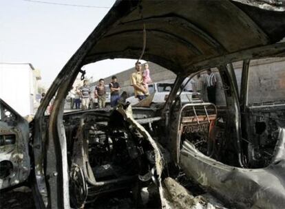 Un vehículo pasto de las llamas tras los enfrentamientos que han causado la muerto de 20 milicianos en Bagdad.