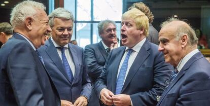 El ministro de Exteriores español en funciones, José Manuel García-Margallo, conversa con su homólogo británico, Boris Johnson.