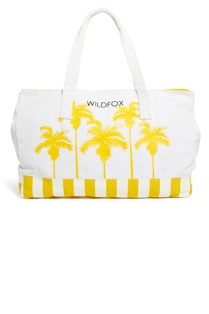 Bolso de playa de lona con estampado de palmeras. Es de Wildfox (163,37 euros).