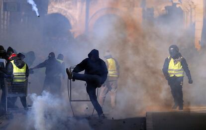 La ciudad estaba en el punto de mira de los agentes después de una campaña por Internet para convertir la localidad en el escenario de una protesta masiva para simbolizar el malestar de la "Francia de provincias" frente a la capital. Allí han sido detenidas 17 personas.