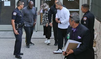 Justin Bieber, con camisa de cuadros, en el aeropuerto de Los &Aacute;ngeles.