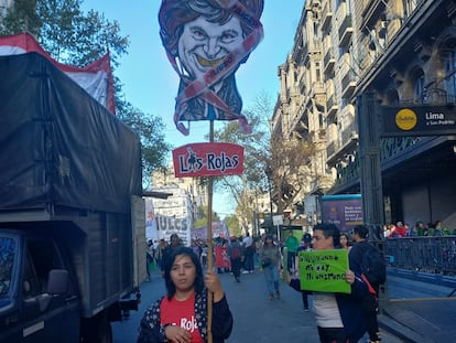 Una participante de la marcha porta un muñeco de Milei envuelto en cintas de peligro el 28 de septiembre en Buenos Aires.