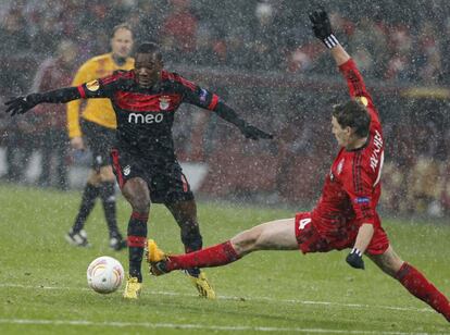 El jugador del Benfica Ola John (izquierda) trata de escaparase de Philipp Wollscheid, del Bayern Leverkusen.