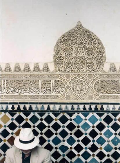 Pared con azulejos en la Alhambra
