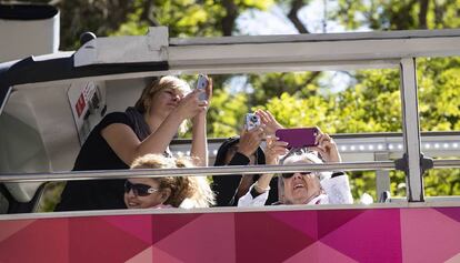 Turistas haciendo fotos a la Sagrada Familia desde un autobús.