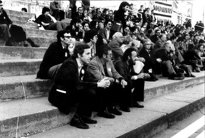 Raimon Obiols y Joan Reventós, en primer término, en un mitin electoral de la coalición Socialistes de Catalunya, el 25 de mayo de 1977