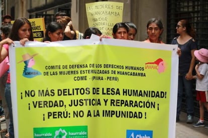 Protesta frente a la Fiscalía peruana.