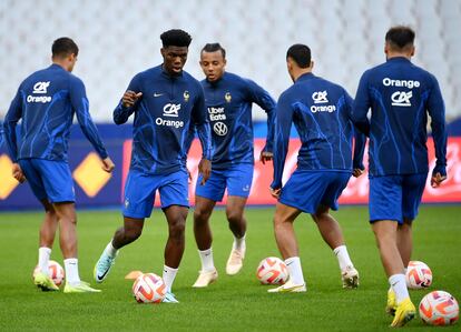 Tchouameni en el centro de un ejercicio con la selección de Francia.