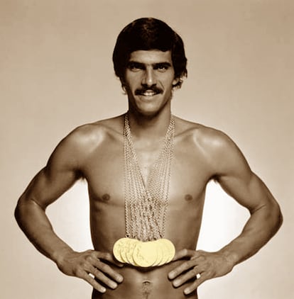 Mark Spitz, con las siete medallas pegadas en el pecho.