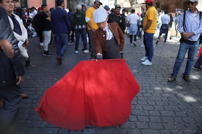 Un niño juega con una muleta taurina durante una manifestación a favor de las corridas de toros frente al Congreso de Ciudad de México.