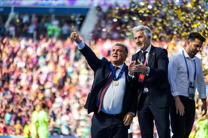 Laporta, presidente del Barça y Xavi Puig, directivo responsable del fútbol femenino del equipo tras conseguir la copa de campeonas de la Champions.