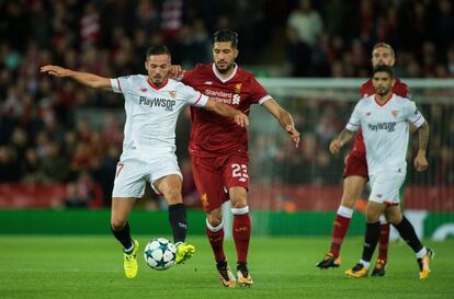 Emre Can (centro) de Liverpool disputa el balón con Pablo Sarabia (izquierda) del Sevilla.