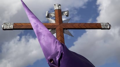 Un nazareno de la Hermandad de la O en Sevilla durante una procesión del Viernes Santo.