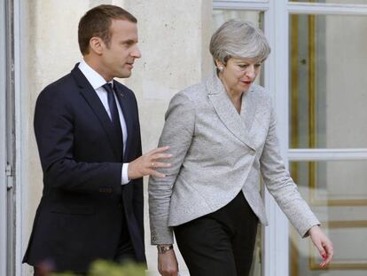 El presidente de Francia, Emmanuel Macron, y la primera ministra brit&aacute;nica, Theresa May. 