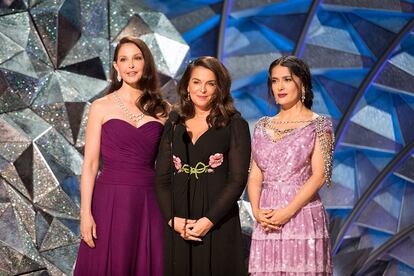 Ashley Judd, Annabella Sciorra y Salma Hayek, durante su discurso en la ceremonia de entrega de premios.