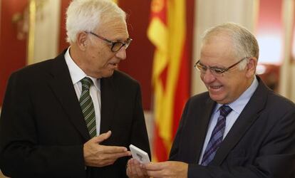 El Síndic Major de Comptes, Rafael Vicente Queralt (izquierda), entrega al presidente de las Cortes, Juan Cotino, el informe de 2011.