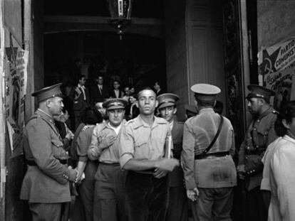 Miguel Hernández, en las puertas del Ayuntamiento de Valencia, donde se celebró la apertura del Congreso antifascista de 1937.