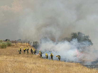 Labores de extinción de un incendio en Tres Cantos (Madrid), en una imagen del 112.